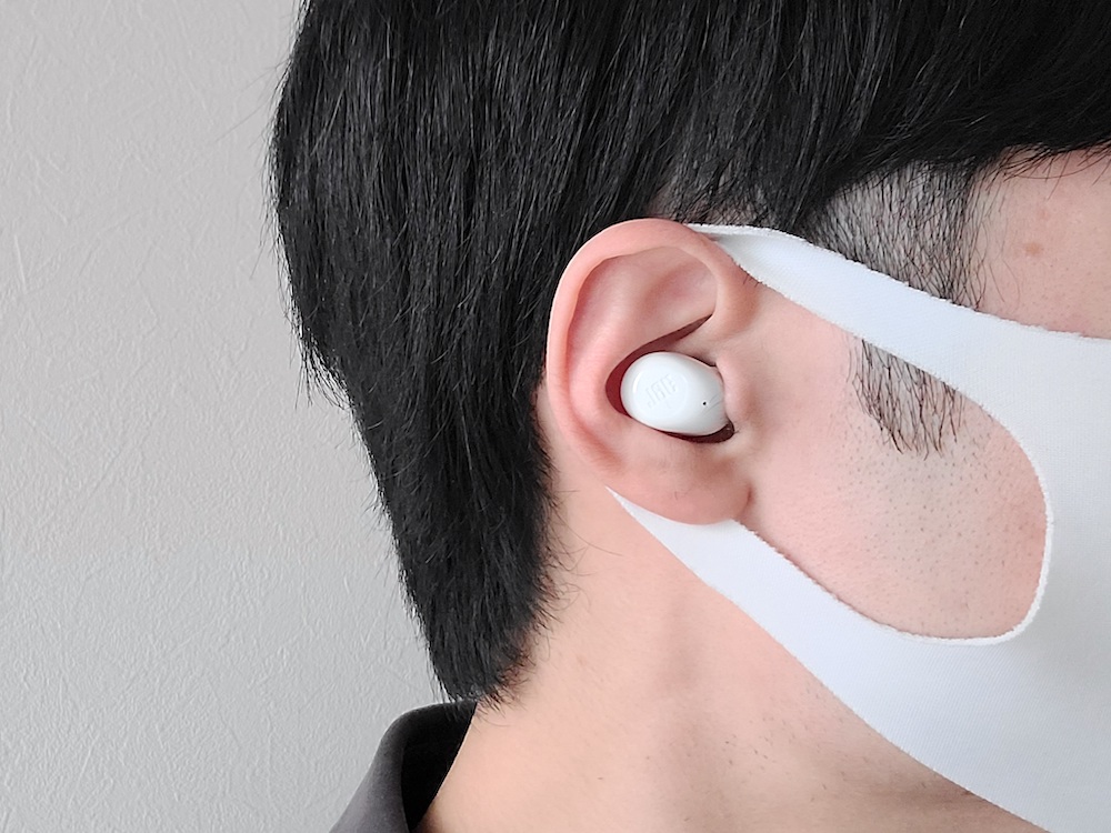 JBL WAVE BUDSを耳に装着したイメージ