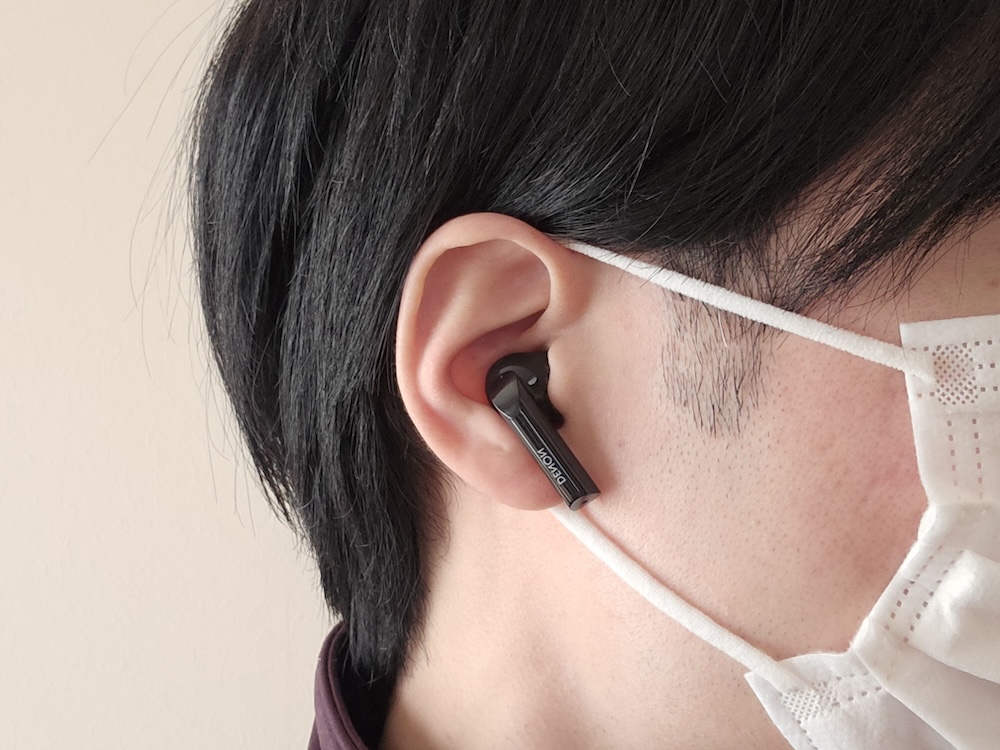 デノン「DENON AH-C840NCW」を耳に装着したイメージ